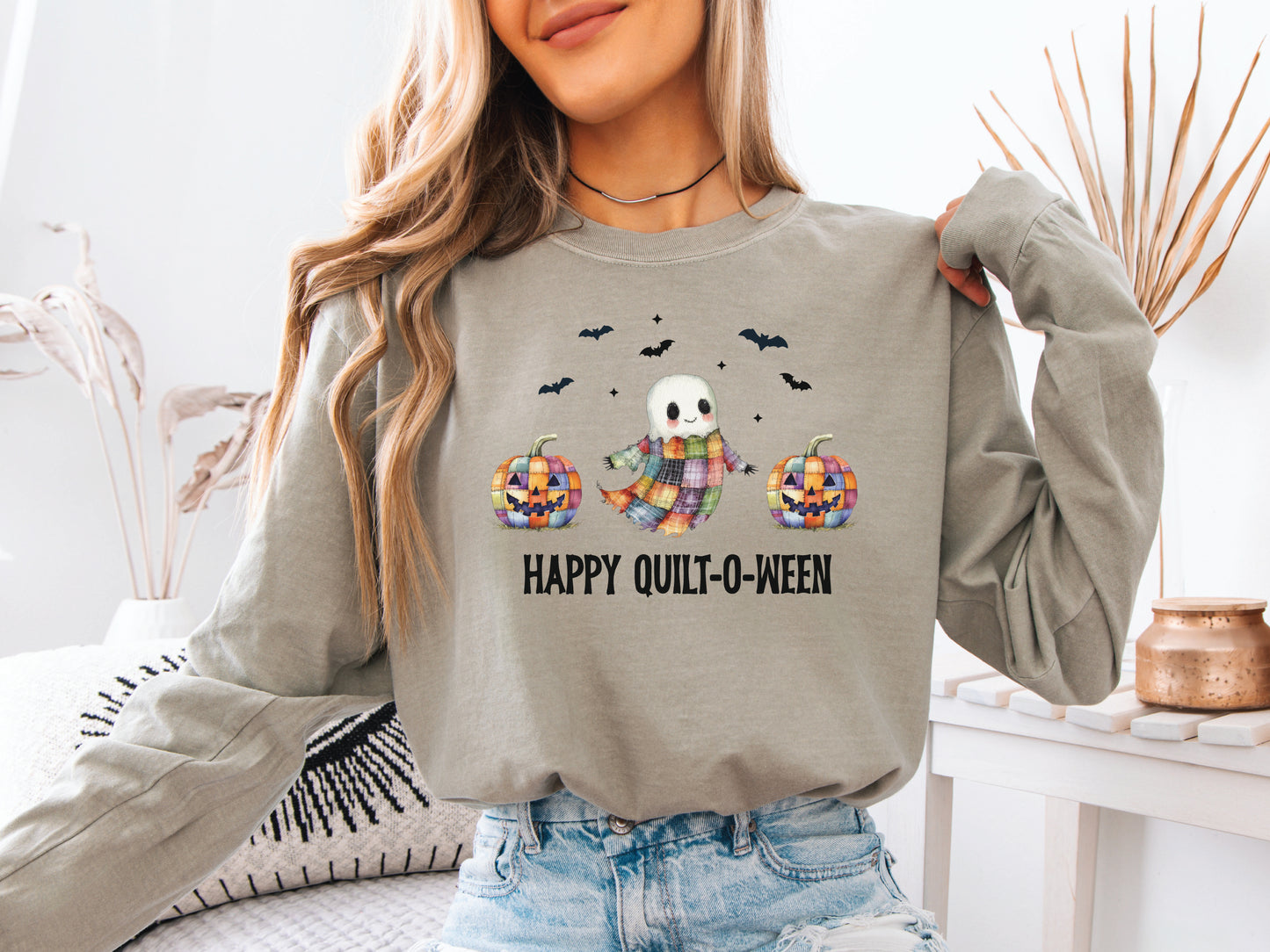 Happy Quilt-O-Ween t-shirt with patchwork pumpkins and ghost, Sandstone/Beige Comfort Colors shirt – gift for quilters.