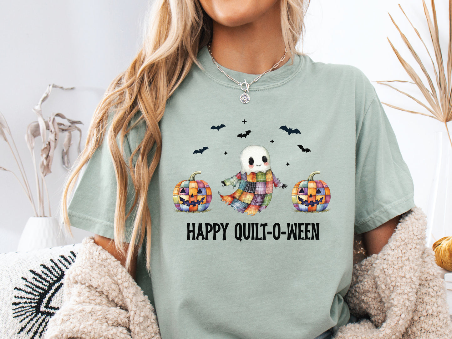 Happy Quilt-O-Ween t-shirt with patchwork pumpkins and ghost, Green/Bay Comfort Colors shirt – gift for quilters.